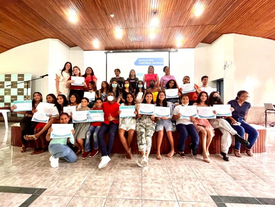 jóvenes participantes del curso de ingles.