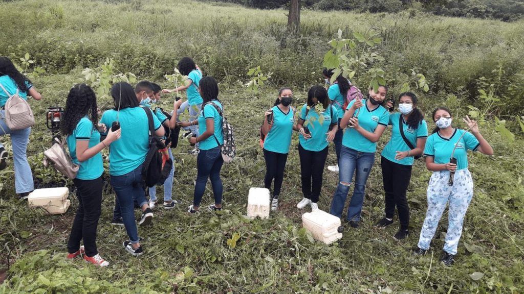 Estudiantes del programa College Horizons participan en actividades ambientales