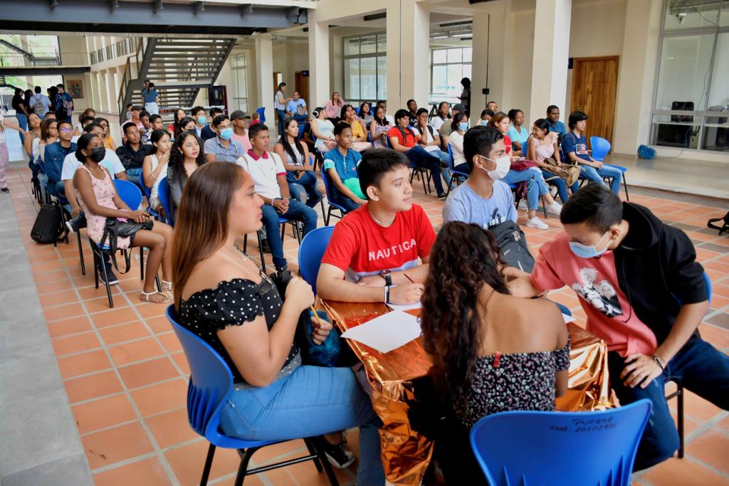 Estudiantes participantes evento clausura